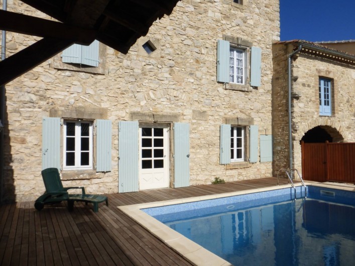 Location de vacances - Mas à Saint-Maurice-de-Cazevieille - Façade et piscine