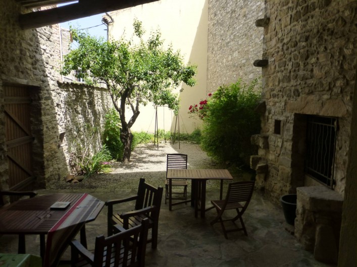 Location de vacances - Mas à Saint-Maurice-de-Cazevieille - Patio avec salon de jardin
