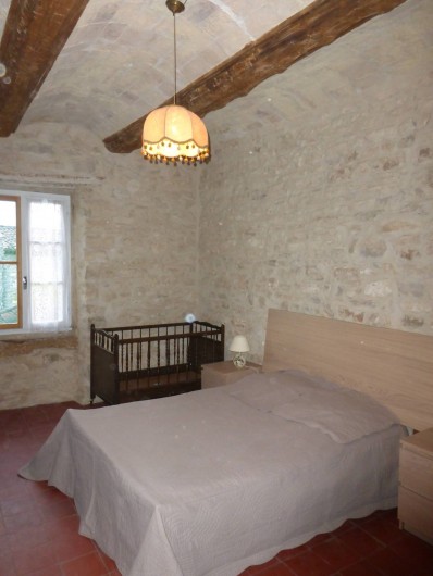 Location de vacances - Mas à Saint-Maurice-de-Cazevieille - Chambre 1 /  Lit 160x200 et lit bébé