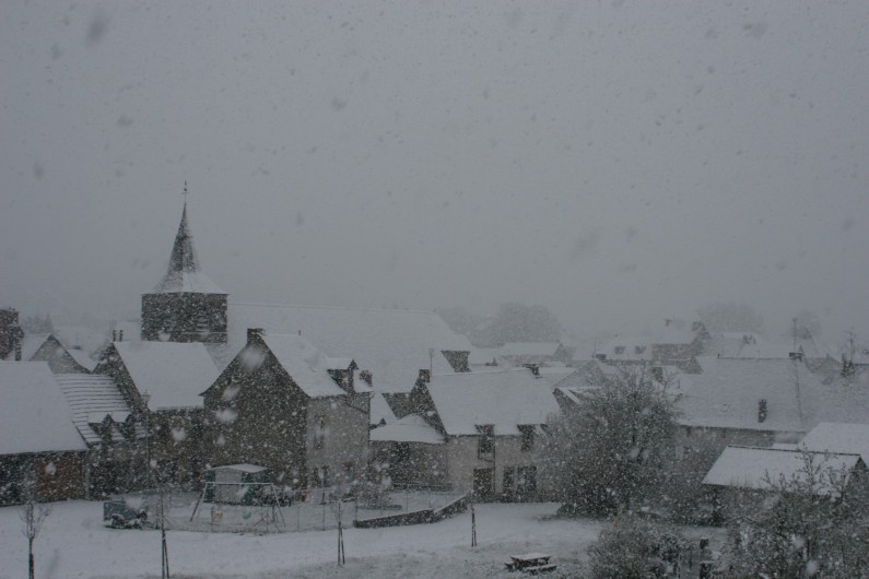 Location de vacances - Chambre d'hôtes à Tauves - Vue du Clos Auvergnat, le village de Tauves sous la neige