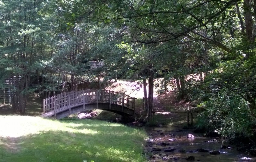 Location de vacances - Chambre d'hôtes à Tauves - Parcours au bord de l'eau à 100 mètres du Clos Auvergnat