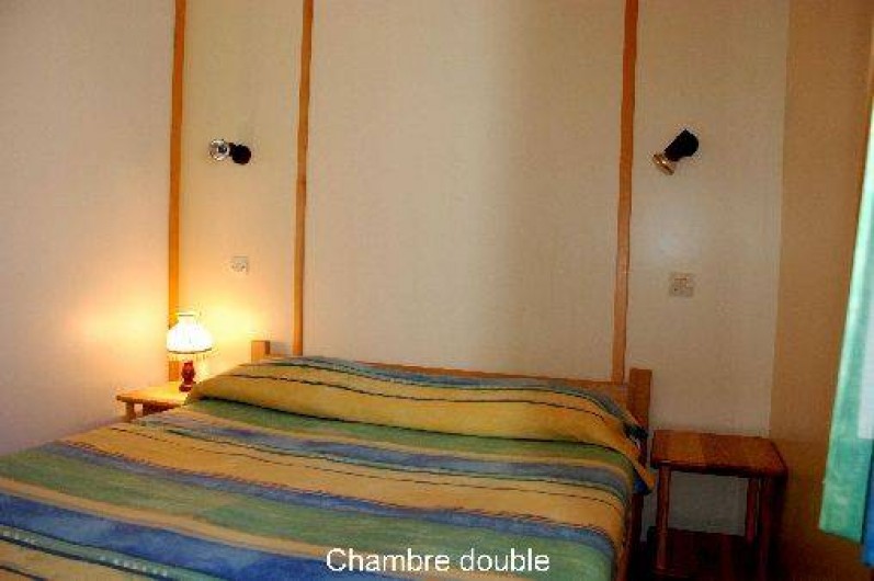 Location de vacances - Chalet à Blavignac - Chambre 1: avec un grand lit