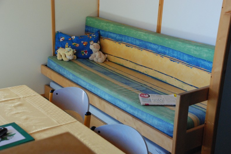 Location de vacances - Chalet à Blavignac - Dans le séjour la banquette-lits gigognes offre 2 couchages supplémentaires