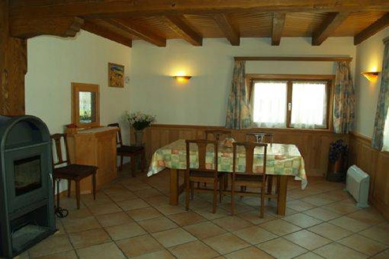 Location de vacances - Maison - Villa à Saint-Hippolyte - salle à manger avec poële à bois et passe plat vers cuisine