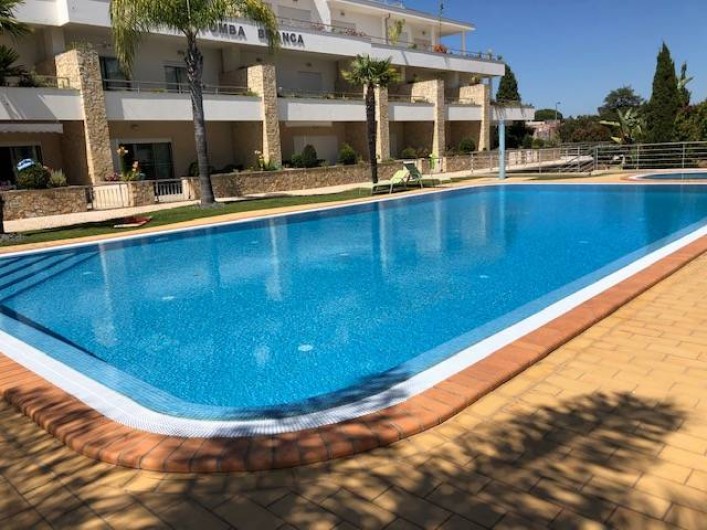Location de vacances - Appartement à Olhos de Água - La piscine