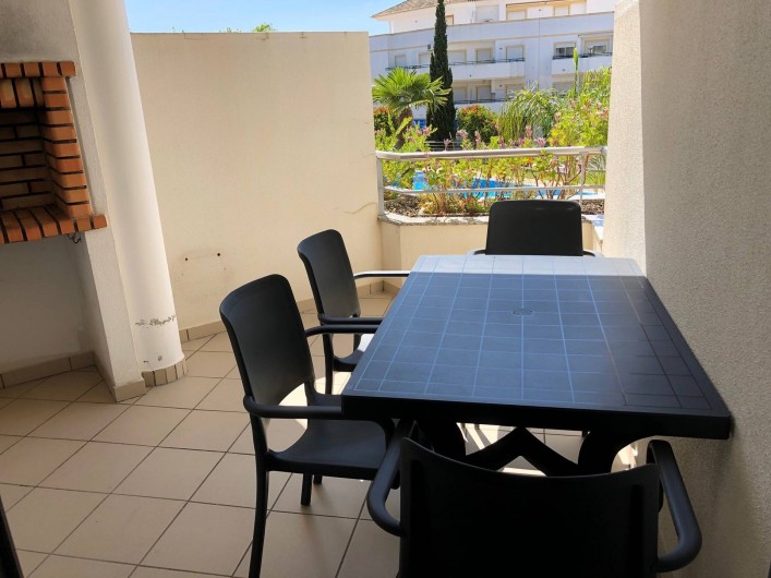 Location de vacances - Appartement à Olhos de Água - Terrasse avec barbecue avec vue piscine
