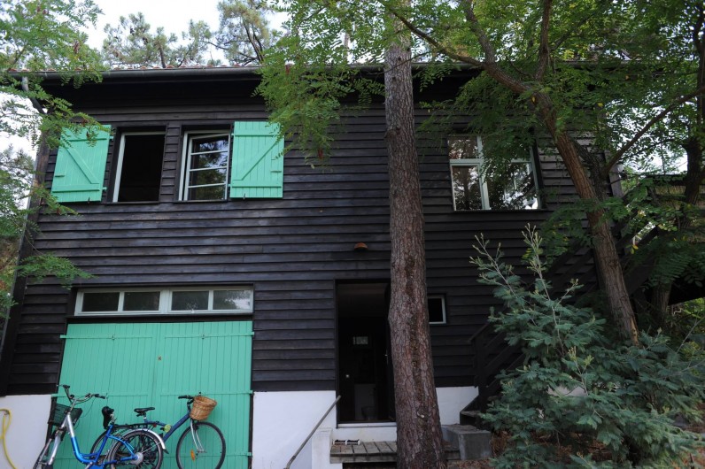 Location de vacances - Chalet à Le Cap Ferret - Maison vue extérieur coté.
