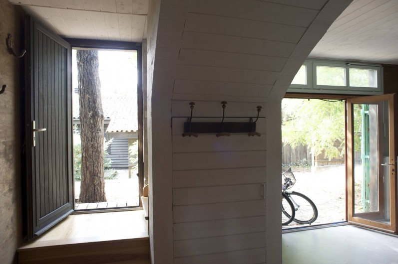 Location de vacances - Chalet à Le Cap Ferret - Vue intérieur de l'entré du bas .