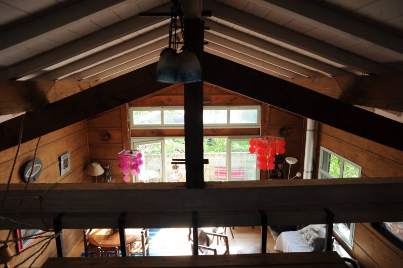 Location de vacances - Chalet à Le Cap Ferret - Vue de la salle de séjour depuis la mezzanine .