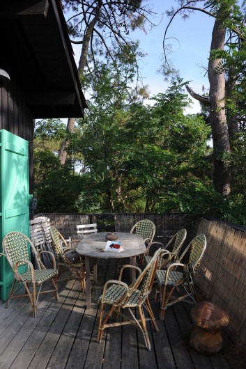 Location de vacances - Chalet à Le Cap Ferret - Salle à manger extérieur sur la terrasse .