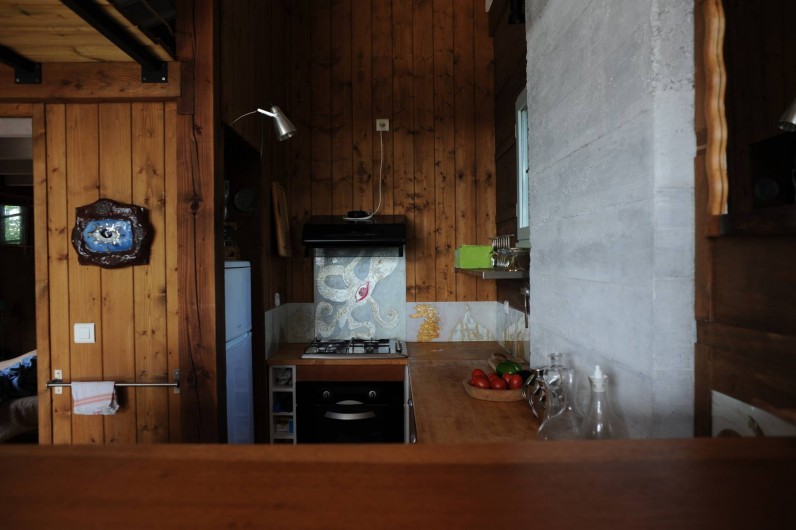 Location de vacances - Chalet à Le Cap Ferret - Coin cuisine vu du bar .
