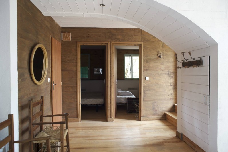 Location de vacances - Chalet à Le Cap Ferret - Entrée des deux chambres du bas .
