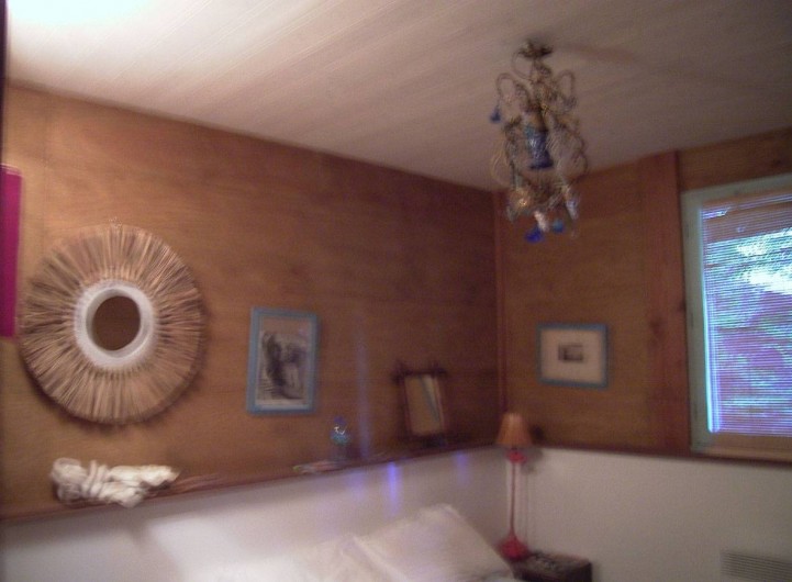 Location de vacances - Chalet à Le Cap Ferret - Une chambre du bas .