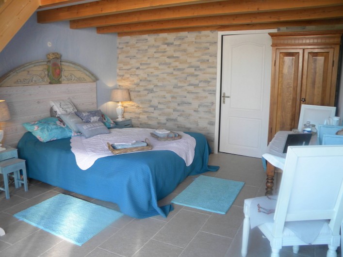 Location de vacances - Chambre d'hôtes à Castelnau-de-Montmiral - chambre pastel spacieuse 2à 4 pers  avec mezzanine  2 lits adultes