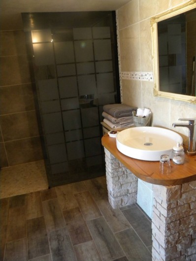 Location de vacances - Chambre d'hôtes à Castelnau-de-Montmiral - salle de douche à litalienne pour pers à mobilité réduite  chambre tadelac