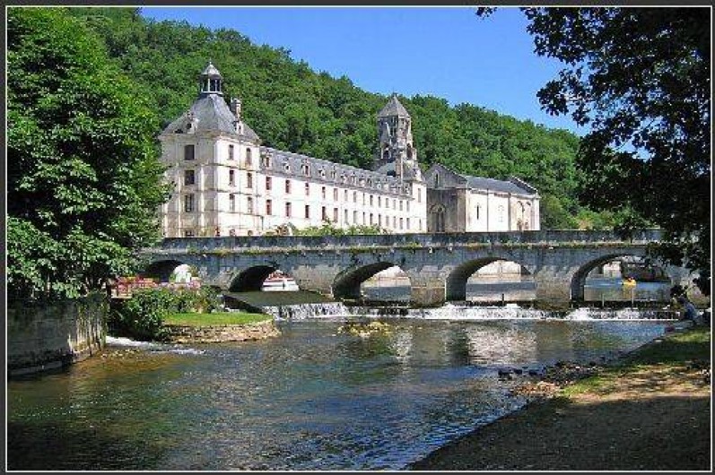 Location de vacances - Villa à Cantillac - Abbaye avec le pont coudé.