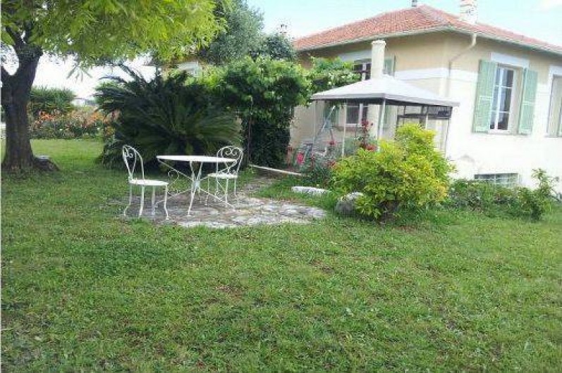 Location de vacances - Villa à Cagnes-sur-Mer - villa de plain-pied  jardin,  pelouse ,aire de jeux,parking sécurisé  calme