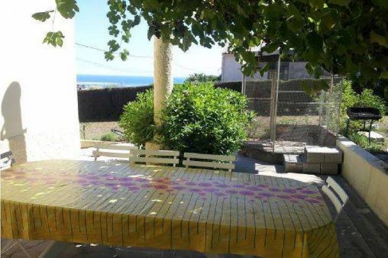 Location de vacances - Villa à Cagnes-sur-Mer - terrasse ombragée par tonnelle vignes  barbecue soirées paisibles inoubliables