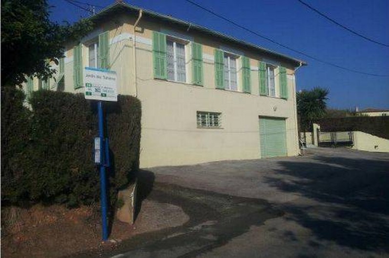 Location de vacances - Villa à Cagnes-sur-Mer - maison :vue route :arrêt bus, parking sous façade +parking sécurisé portail
