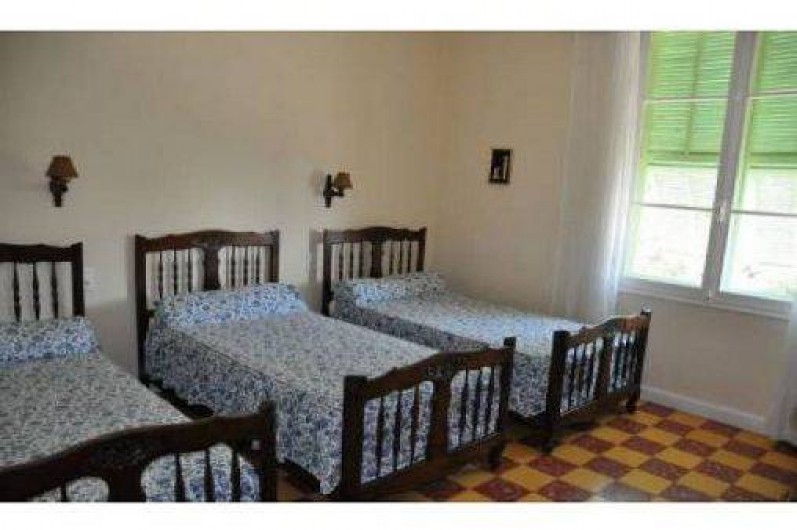 Location de vacances - Villa à Cagnes-sur-Mer - grande chambre ,vue mer et montagnes : ensoleillée table armoire ancienne...