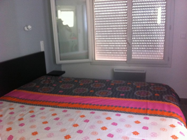 Location de vacances - Appartement à Tossa de Mar - LA CHAMBRE AVEC LIT DOUBLE ET PLACARD STORE ELECTRIQUE