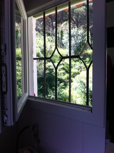 Location de vacances - Appartement à Tossa de Mar - FENÊTRE SALLE DE DOUCHE VUE MONTAGNE