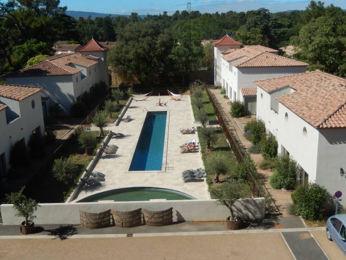 Location de vacances - Villa à La Redorte - Photo aérienne des villas le long du bassin de nage