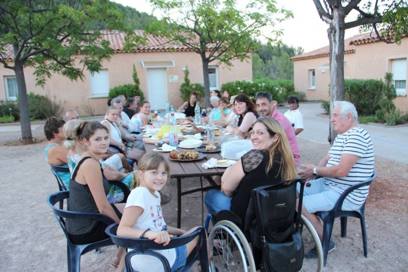 Location de vacances - Gîte à Cuers - Repas en commun avec les vacanciers - Village vacances Lou Bastidou