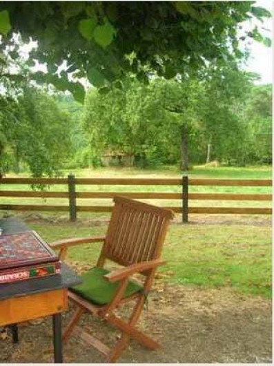 Location de vacances - Gîte à Bussac - petite table ronde 4 chaises sous un tilleul dans la cour