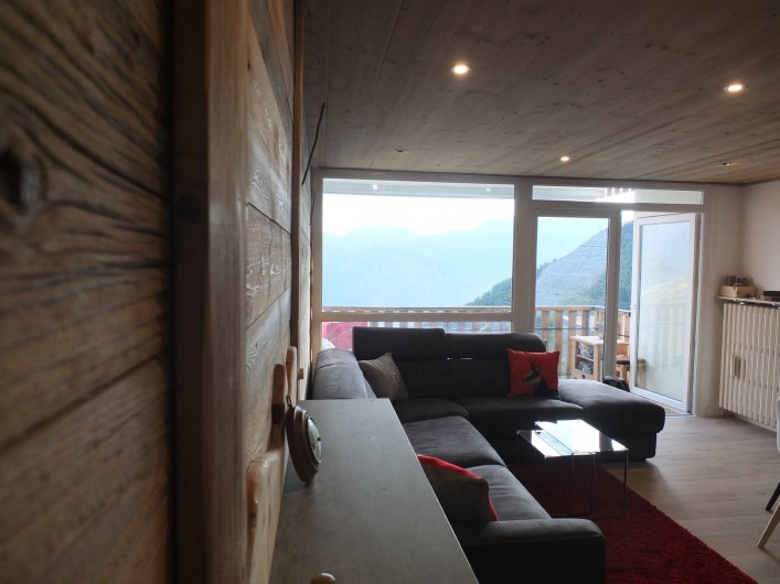 Location de vacances - Appartement à L'Alpe d'Huez - VUE DE L'ENTREE SUR PIECE A VIVRE