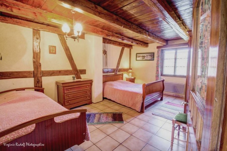 Location de vacances - Villa à Jebsheim - Une première grande chambre avec un lit double,et un lit simple médicalisé.