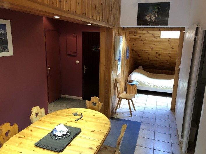 Location de vacances - Appartement à La Grave - salle à manger, vue sur la chambre double fermée par  une porte coulissante