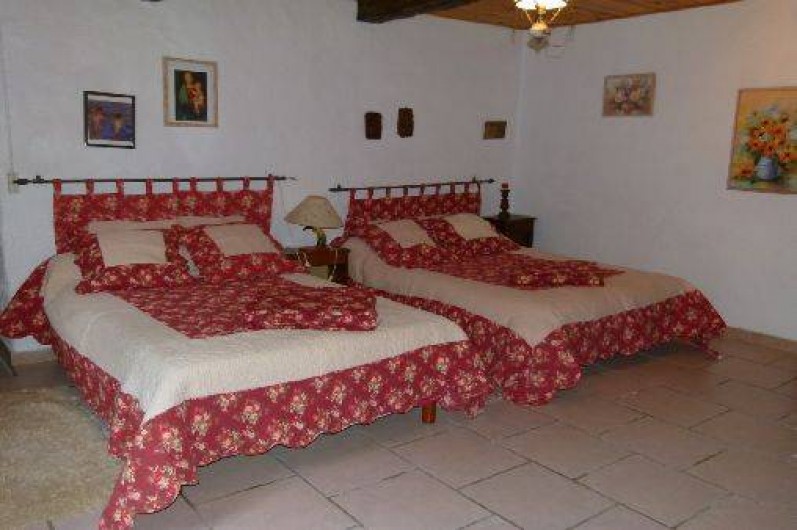 Location de vacances - Maison - Villa à Ornézan - chambre rose avec 2 lits double et un lit bébé