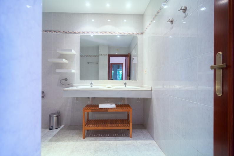 Location de vacances - Chalet à Marbella - Salle de bain familiale avec double lavabo, bidet, toilettes, baignoire