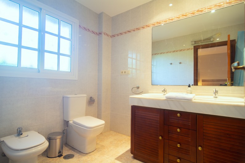 Location de vacances - Chalet à Marbella - Salle de bains attenante entièrement équipée : double lavabo, bidet