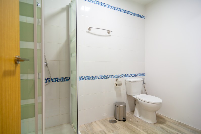 Location de vacances - Chalet à Marbella - Salle de bain familiale avec lavabo, toilettes et douche à l'italienne.