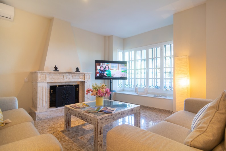 Location de vacances - Chalet à Marbella - Le coin salon est meublé de deux canapés confortables et d'une télévision
