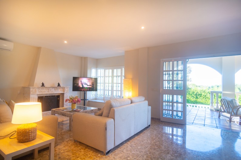 Location de vacances - Chalet à Marbella - Le coin salon est meublé de deux canapés confortables et d'une télévision