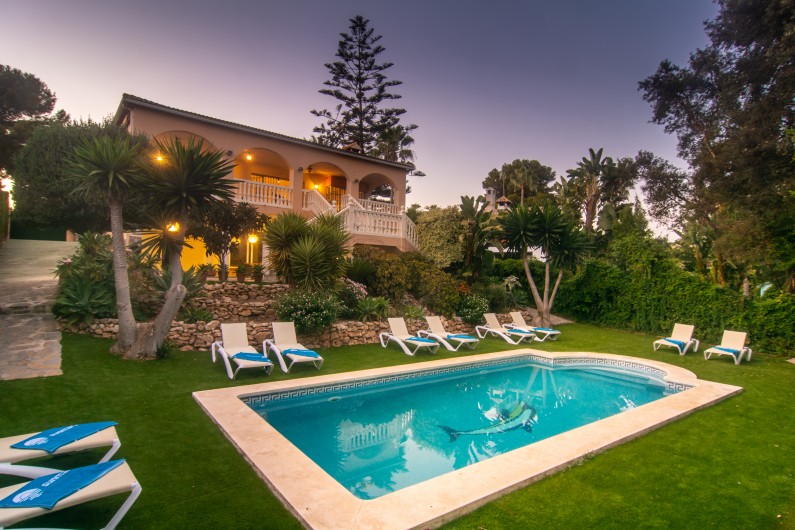 Location de vacances - Chalet à Marbella - Carib Playa grande villa andalouse sur deux niveaux avec piscine privée, jardin
