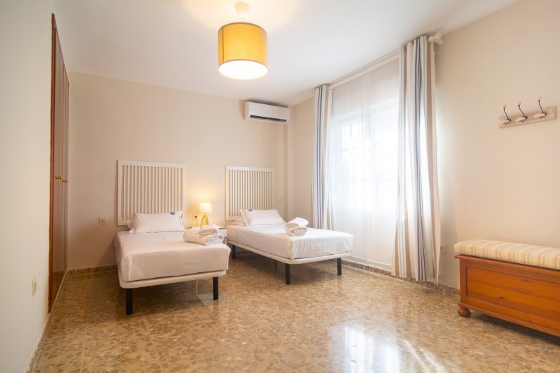 Location de vacances - Chalet à Marbella - Deux lits simples, une table de nuit avec lampe