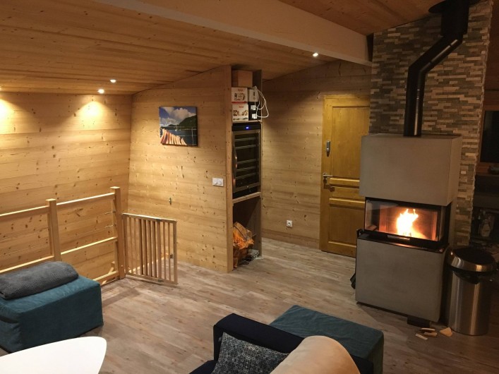 Location de vacances - Chalet à Les Avanchers-Valmorel - escalier menant aux chambres de l'étage du dessous.