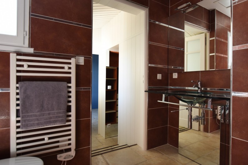 Location de vacances - Villa à Sainte-Marie-de-Ré - Suite 3- Lit double, dressing, salle de bain (baignoire) et WC