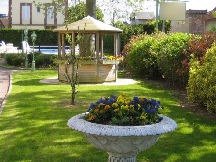 Location de vacances - Appartement à Cabourg - Détail du parc de la copropriété