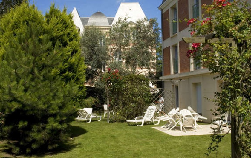 Location de vacances - Appartement à Cabourg - Autre vue du jardin de l'appartement