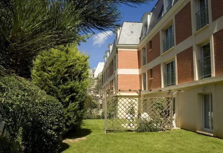 Location de vacances - Appartement à Cabourg - Vue du jardin de l'appartement