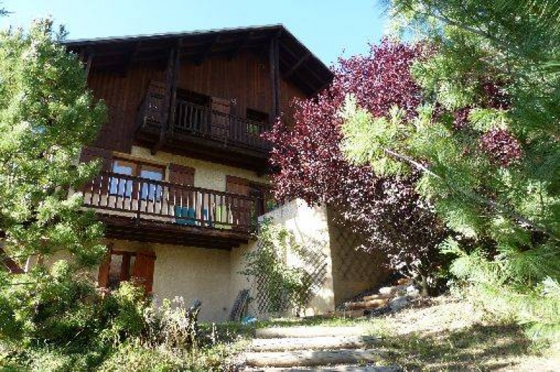 Location de vacances - Chalet à Briançon - arrivée sur le chalet par le jardin