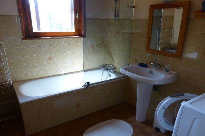 Location de vacances - Chalet à Briançon - salle de bains à l'étage