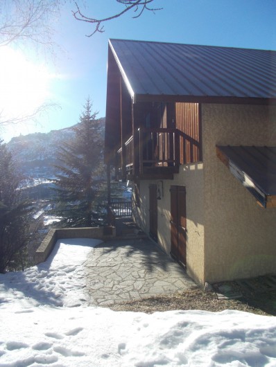 Location de vacances - Chalet à Briançon - terrasse enneigée
