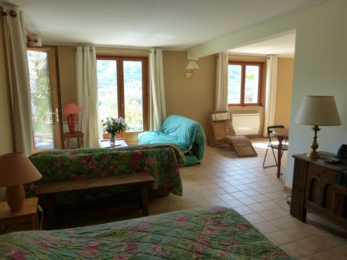Location de vacances - Chalet à Briançon - vue sur le salon du studio à partir du coin chambre