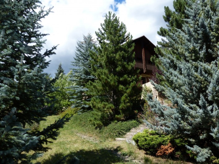 Location de vacances - Chalet à Briançon - arrivée sur le chalet et son jardin